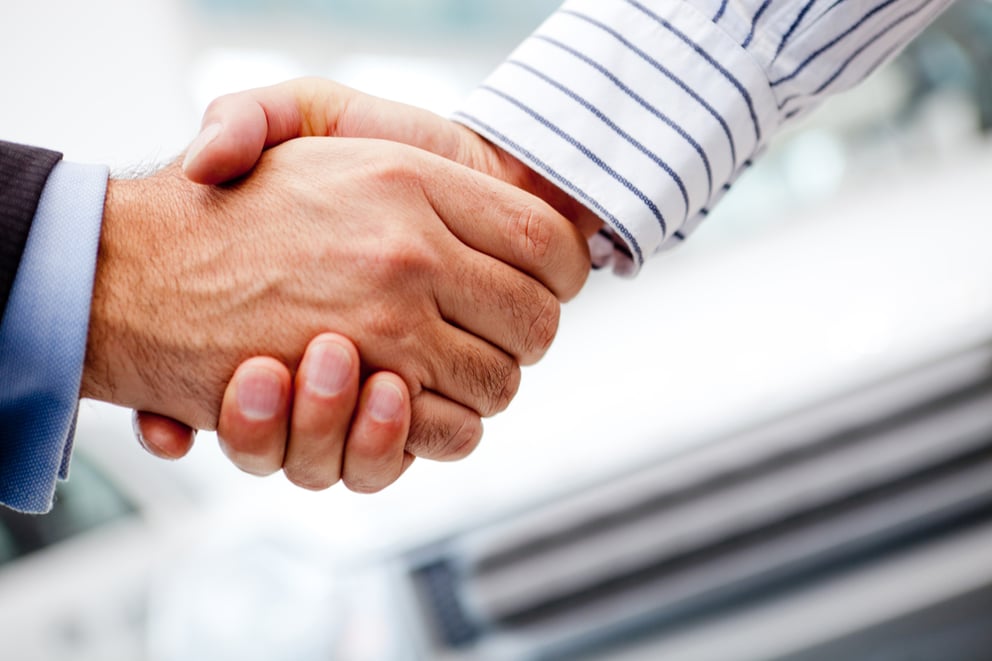 https://7426662.fs1.hubspotusercontent-na1.net/hubfs/7426662/Business%20handshake%20after%20buying%20a%20new%20car.jpeg